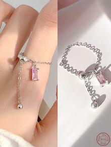 这款时尚简约优雅的方形立方氧化锆石可调节链戒指，共有三种颜色可选。适合节日、婚礼、派对、周年纪念、日常佩戴和服装搭配。纯银材质赋予其高级质感，尺寸可调节。 - 粉色 - 查看 1