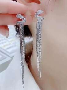 1 对银色长流苏和水钻装饰夹式耳环，无需穿孔，优雅的耳饰，可作为 2023 年新年礼物送给女士