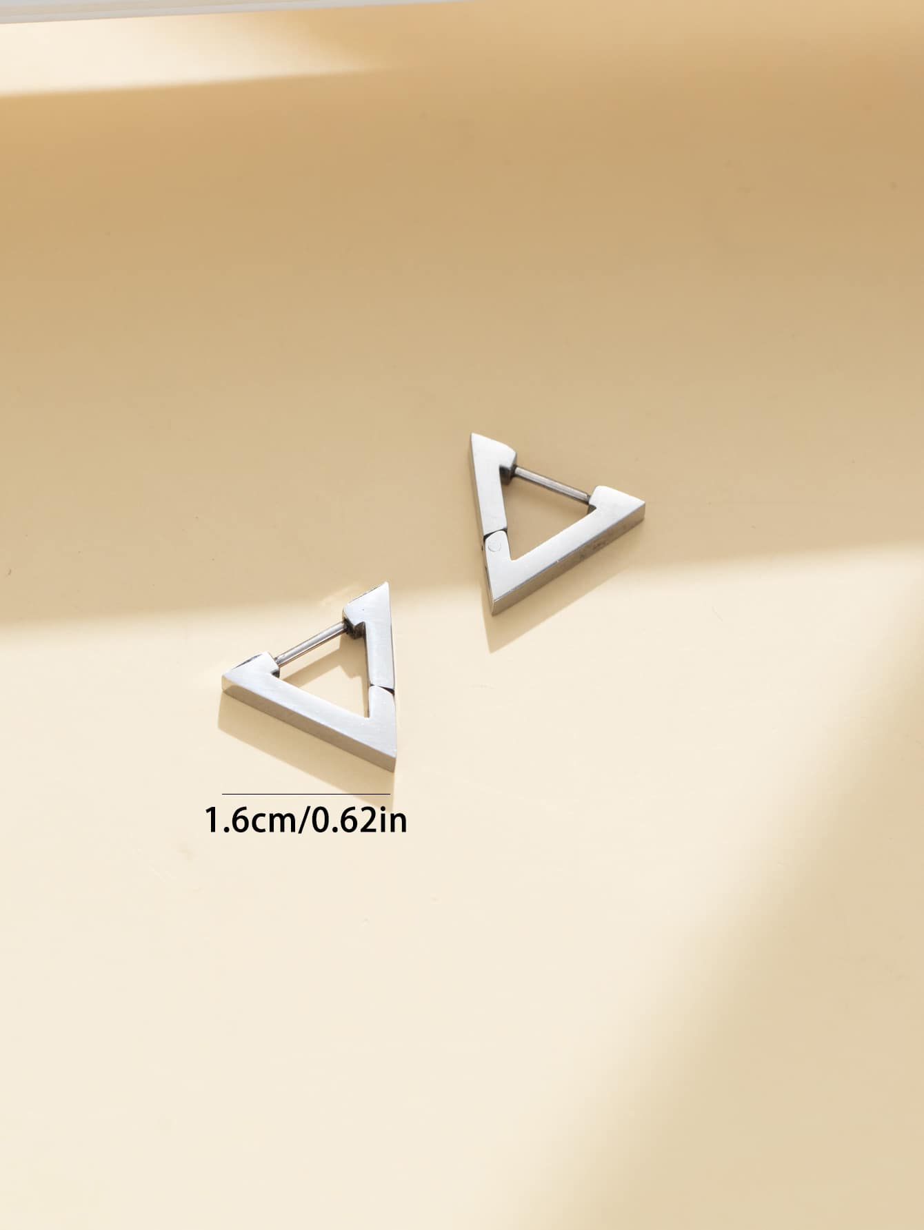 一對的幾何三角形簡單時尚風格不銹鋼耳環合適的適用於約會商業街穿戴 - 銀色 - 查看 1