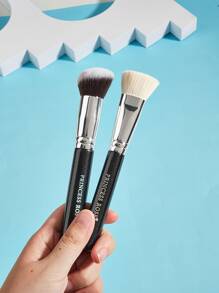 Princess Rose 6支装化妆刷套装，包含扁平粉底刷、斜角轮廓刷、眉刷、高光晕染刷、尖角眉刷和眼影刷。刷毛采用优质合成纤维制成，柔软顺滑，亲肤舒适。蓬松的刷头更容易抓取粉状产品，打造更佳妆效。这套化妆刷满足您各种面部彩妆需求，助您轻松打造精致妆容。化妆刷套装齐全，是您打造完美妆容的理想之选。 - 黑色 - 查看 5