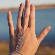 Mytys Ring Bracelet Hand Chain Silver Cubic Zirconia Adjustable Palm Chain Finger Ring Valentine's Day Jewelry for Women - 銀色 - 查看 2