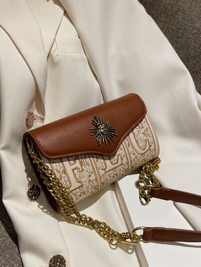 Bolsa cuadrada mini con bordado de letra con solapa con diseño metal de moda