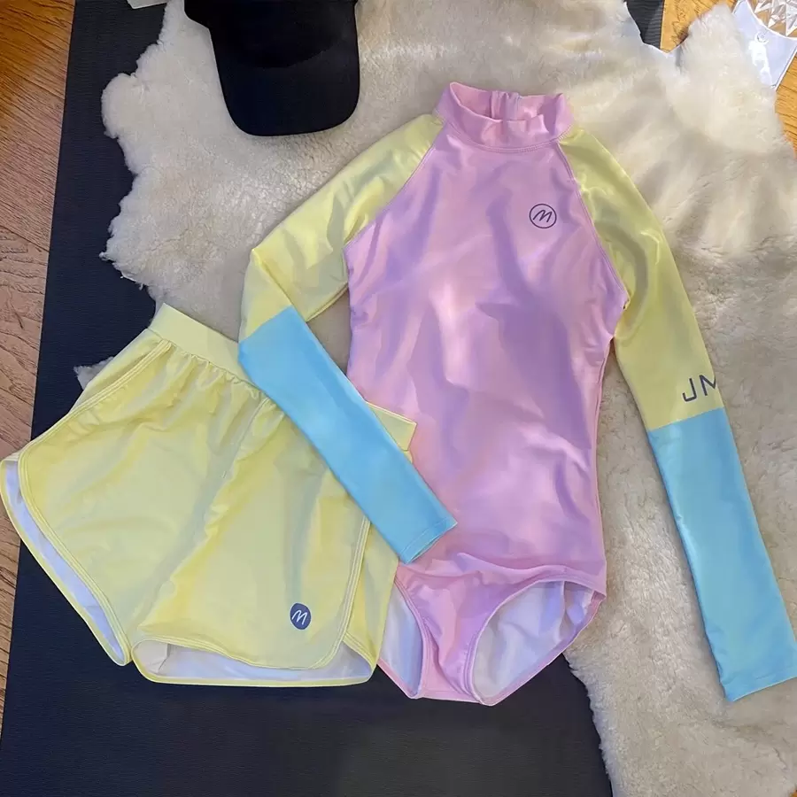 Costume da bagno intero a maniche lunghe con colori dolci e caramellati, patchwork, con un set di due pezzi con pantaloncini da bagno per donna, adatto per vacanze estive in spiaggia