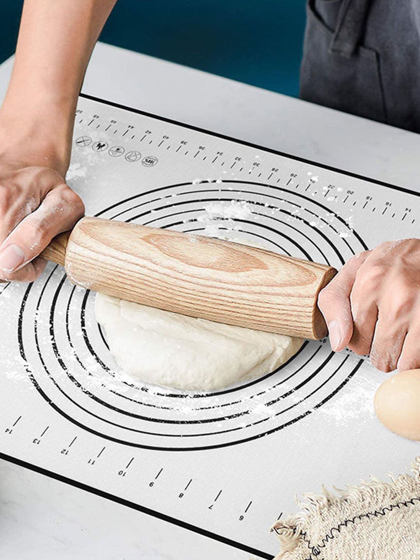 1pc Kitchen Tool Silicone Pastry Dough Mat With Scale For Kneading Dough, Baking - Black - View 1