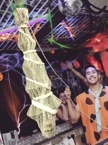 Halloween Decorations Outdoor - 70 Inch Hanging Corpses Props Scary Skeleton Body Inside Spider Web Halloween Yard Indoor & Outdoor Decor Halloween Party Favors Haunted House Decorations - 白色 - 查看 7