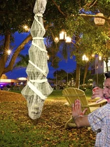 Halloween Decorations Outdoor - 70 Inch Hanging Corpses Props Scary Skeleton Body Inside Spider Web Halloween Yard Indoor & Outdoor Decor Halloween Party Favors Haunted House Decorations - 白色 - 查看 2