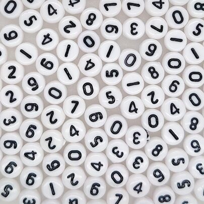 100 قطعة خرز أكريليك أبيض القاعدة مع أرقام وأحرف سوداء بمقاس 4*7 مم لصنع أساور وقلائد DIY