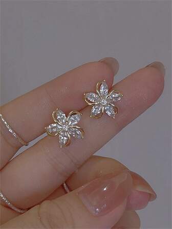 1對裝飾有方形鋯石時尚花朵造型耳環,適合女性日常穿著