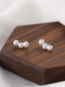 1對優雅柔美的假珍珠耳針,適合女性,簡約搭配風格