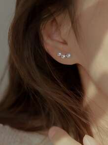 1對優雅柔美的假珍珠耳針,適合女性,簡約搭配風格