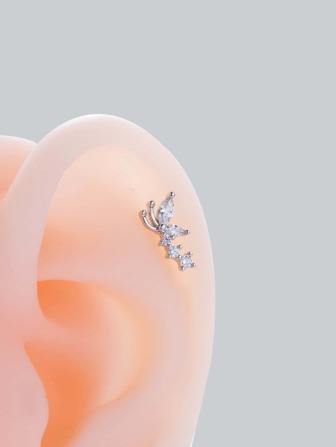 1個簡約時尚的不鏽鋼蝴蝶形三角軟骨針耳環,微微鑲嵌鑽石