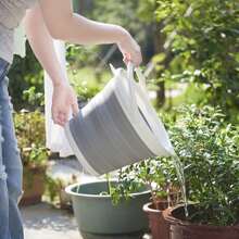 1個5升便攜式可摺疊矽膠水桶,適合攜帶水進行戶外活動,如旅行、露營、釣魚、繪畫等