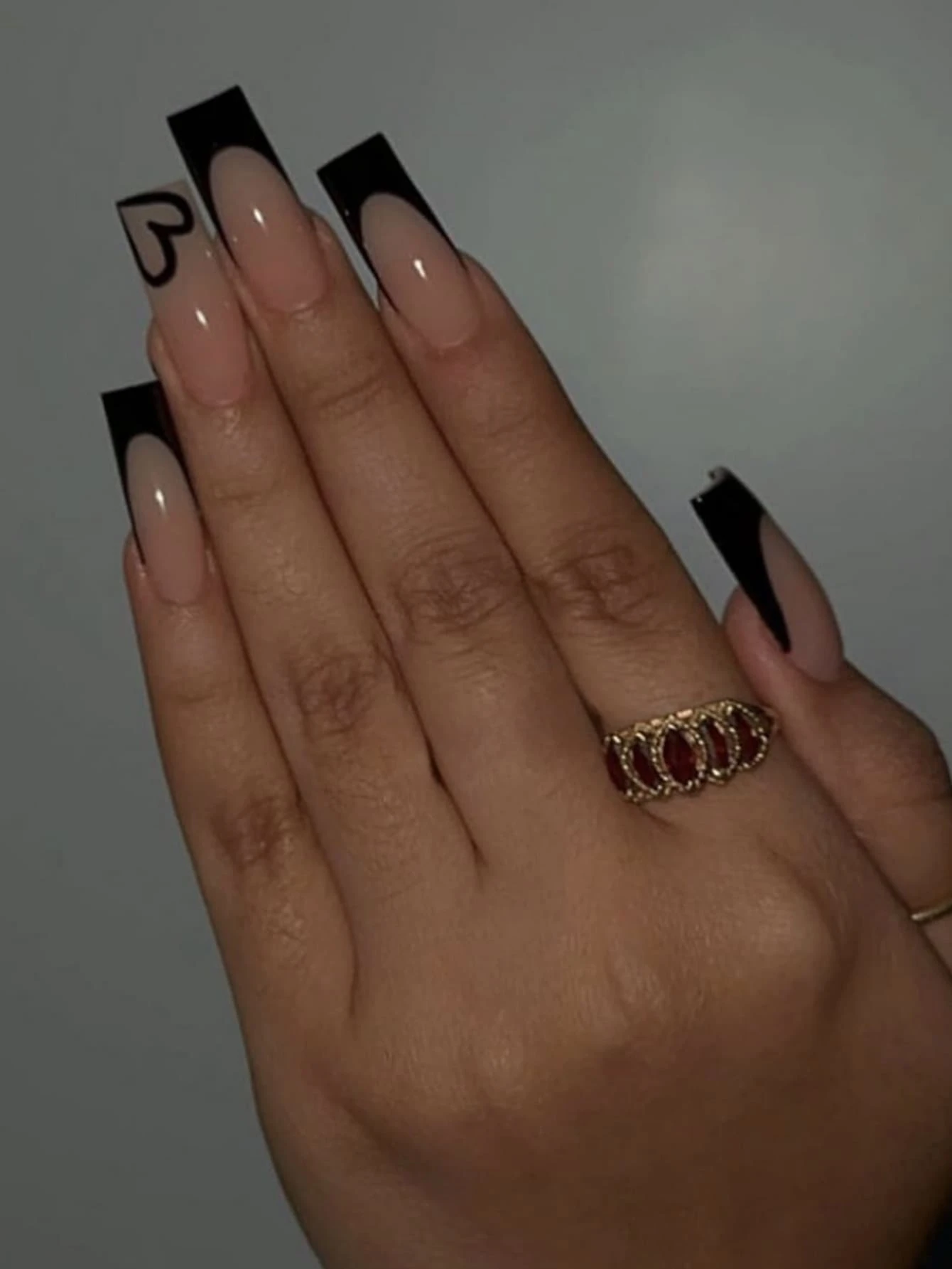 24入組簡約心形法式邊緣美甲貼紙，淺粉色底色與黑色指尖，附有啫喱凝膠法式貼片美甲工具 - 黑色 - 查看 1