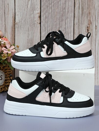 Adidași plat la modă și versatili pentru îmbrăcăminte sportivă ocazională