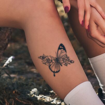 1 件防水防汗临时纹身贴纸，有效期 7-14 天，结合花朵、昆虫和蝴蝶，灵感来自黑暗风格，适合年轻和个性人士