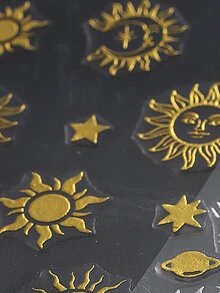 2入組熱壓印太陽月亮星星指甲貼紙,金眼行星十字星圖案3d設計,自粘式指甲貼紙美甲用品,適用於女性自行裝飾美甲 - 金色 - 查看 4