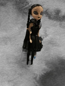 Muñeca  de plástico Merlina de cabello largo - Negro - Ver 2