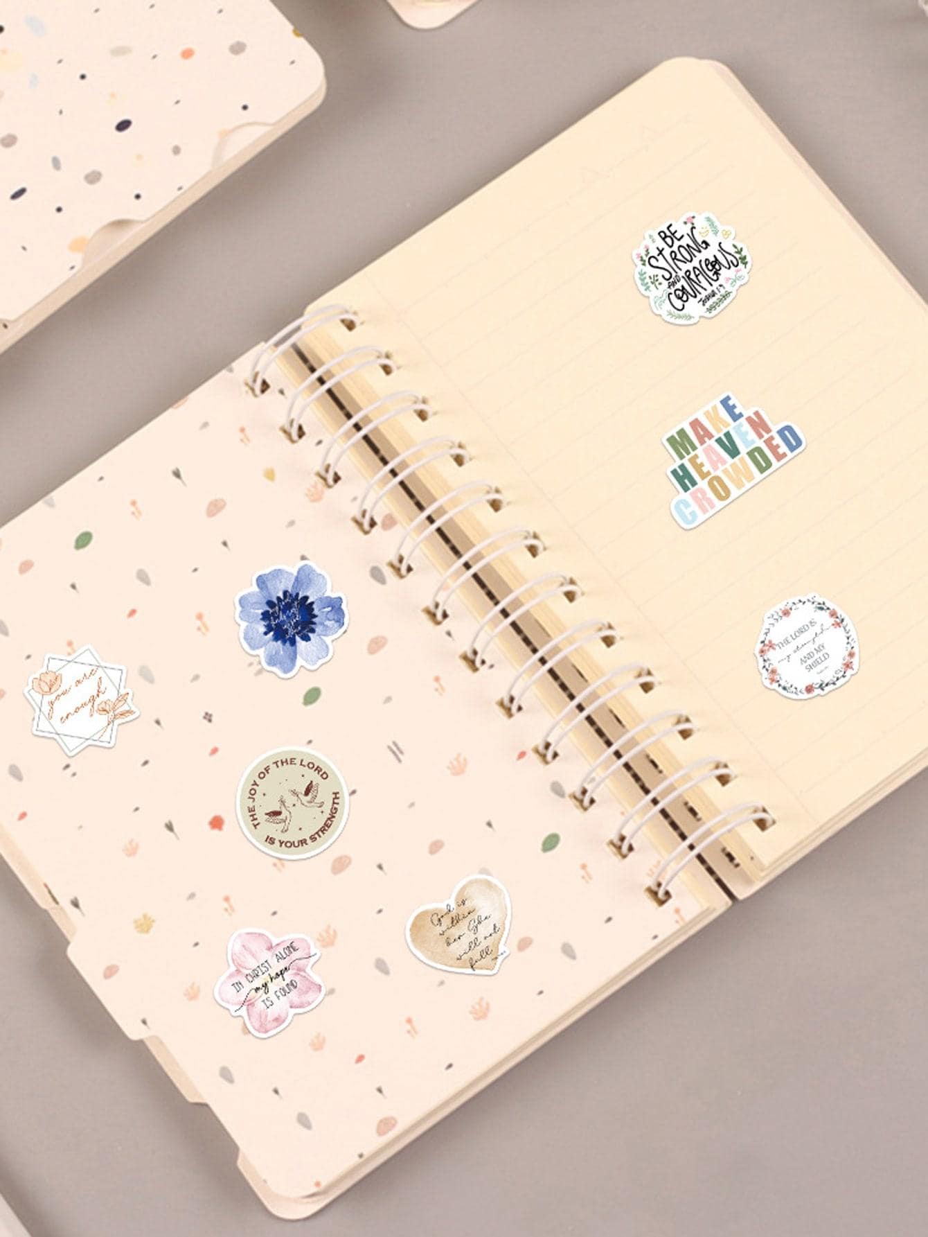 Lot De 50 Autocollants Imperméables Multicolores – Pour Valise, Téléphone, Frigo, Déco Partout !