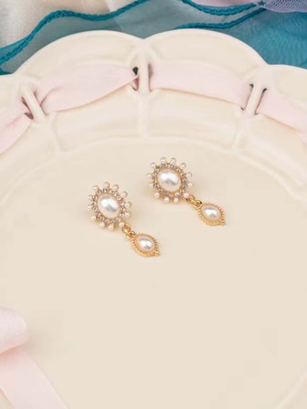 1個時尚的水滴形珍珠耳環，適用於女性婚禮