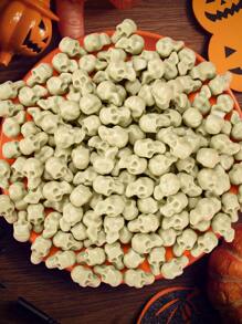 50入組迷你塑膠骷髏頭適合萬聖節裝飾用品,小玩具或者作為填充物適用於花花瓶 - 米色 - 查看 3