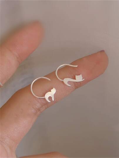 1對可愛簡約風格不對稱貓形耳環,適合女性休閒假日穿著