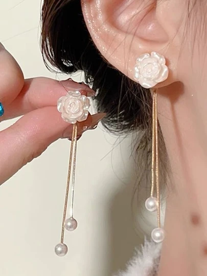 一对白色花朵、仿珍珠和流苏装饰耳坠，适合婚礼、波西米亚风或情人节佩戴。