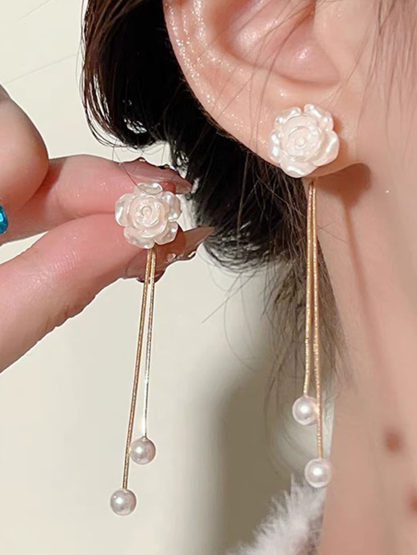 一对白色花朵、仿珍珠和流苏装饰耳坠，适合婚礼、波西米亚风或情人节佩戴。