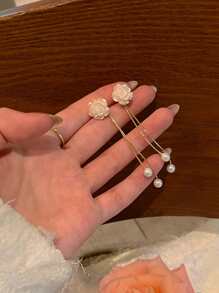 一对白色花朵、仿珍珠和流苏装饰耳坠，适合婚礼、波西米亚风或情人节佩戴。