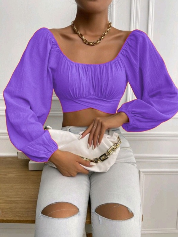 Blusa decote quadrado, manga longa e amarração nas costas.