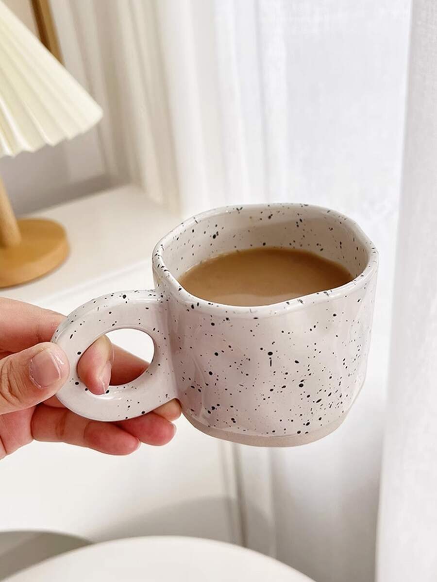 1 chiếc cốc cà phê bằng gốm có hình dạng bất đối xứng và họa tiết chấm mực trở lại trường học - Màu be - Xem 1