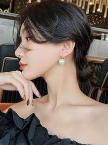 1pair White Faux Pearl Fashionable Elegant Earrings. Valentine's Day Accessories - White - View 4