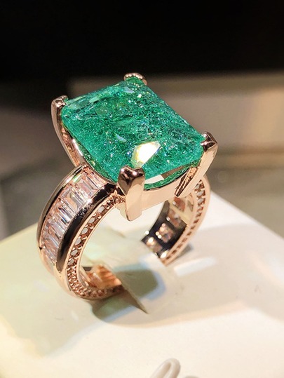 خاتم نسائي أنيق وعصري من الأحجار الكريمة الخضراء النعناعية بتصميم هندسي