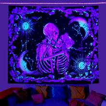 1 pièce Tapisserie imprimée avec lumière UV bleue, motif d'un soleil, d'une lune et de crânes s'embrassant. Drapeau pour la chambre, décoration de chambre, tapisserie, décoration murale, art mural, décoration d'intérieur, accessoires de chambre, drapeaux pour la chambre, tapisserie murale
