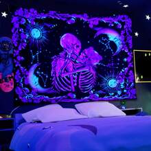1 pièce Tapisserie imprimée avec lumière UV bleue, motif d'un soleil, d'une lune et de crânes s'embrassant. Drapeau pour la chambre, décoration de chambre, tapisserie, décoration murale, art mural, décoration d'intérieur, accessoires de chambre, drapeaux pour la chambre, tapisserie murale