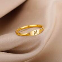 1個時尚的歐美風格簡約字母戒指,不鏽鋼鍍金戒指適合女性日常佩戴,也是生日禮物選擇 - 金色 - 查看 5