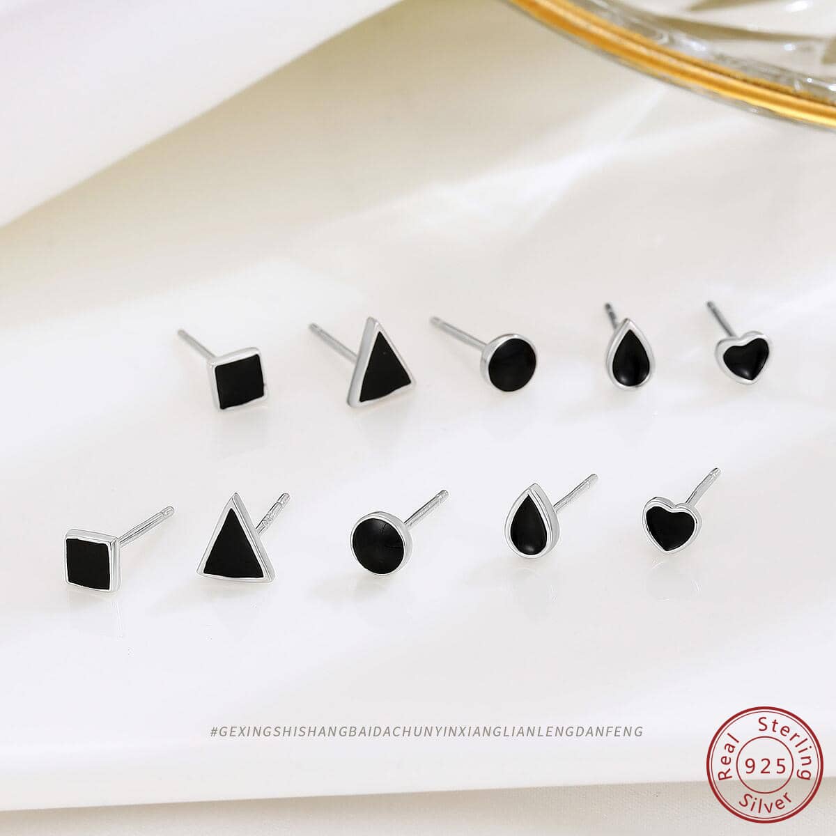 OMID 一对个性化几何耳环，采用简约优雅的黑色三角形、正方形、圆形、心形和水滴形设计，适合女性日常佩戴，由S925纯银制成。 - 耳釘 - 查看 1