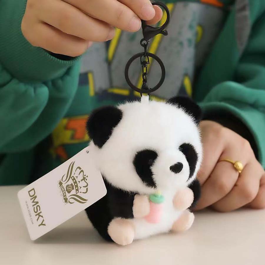 新款可爱熊猫吊坠钥匙扣或牛奶瓶吊坠毛绒配饰，可挂在包包、背包上作为礼物（随机赠送钥匙扣或牛奶瓶，不含礼品袋）。时尚包包配饰，包包挂饰，礼物装饰品，适合青少年女孩、女性、大学生等。可作汽车配饰、女士钥匙链挂件等可爱小物。 - 黑與白 - 查看 1
