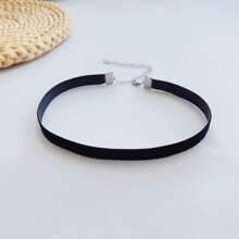 1條簡潔、復古、時尚的黑色絨面頸帶,附不鏽鋼金屬鍊墜飾。適合日常裝扮和女性使用。 - 1.0CM寬 - 查看 3