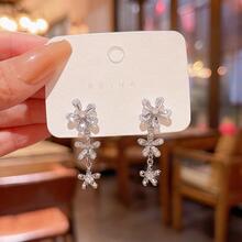 1雙S925銀方晶鋯石花耳釘在時尚風格和充分的水鑽,合適的適用於日常穿著適合女士