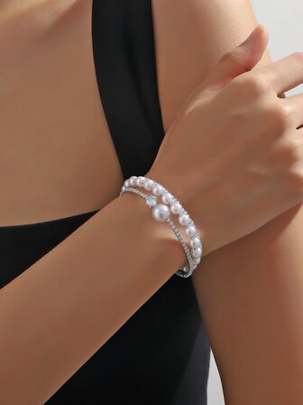 一款簡單、優雅、迷人風格的鑲嵌銅手鐲，略帶華麗感，配以閃亮的鋯石和仿珍珠細節。適合時尚女性穿戴，適用於畢業季、假期、海灘聚會、聚會、婚禮、伴娘、好友、女友、生日、告白、求婚、教師節、母親節、情人節、禮物。