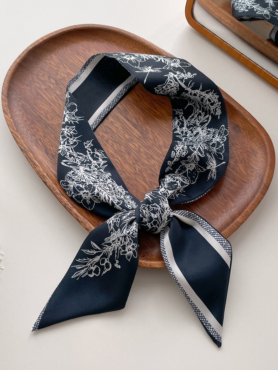 1pc Women's Spring/Summer Floral Print Faux Silk Scarf With Tassel Trim, Multifunctional Hair Tie Scarf, Daily Use Elegant Bandana,Hair Band,Head Band Ideal For Dressing Up Your Look