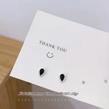 OMID 一对个性化几何耳环，采用简约优雅的黑色三角形、正方形、圆形、心形和水滴形设计，适合女性日常佩戴，由S925纯银制成。 - 耳釘 - 查看 6