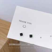 OMID 一对个性化几何耳环，采用简约优雅的黑色三角形、正方形、圆形、心形和水滴形设计，适合女性日常佩戴，由S925纯银制成。 - 耳釘 - 查看 10