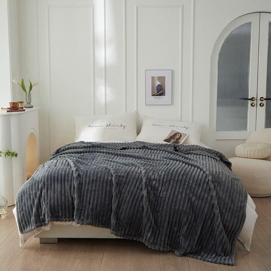 1件深灰色純色牛奶絨軟寬線拉繩抱枕毯,適用於沙發、客廳、臥室、床上,四季適用,適合成人和兒童