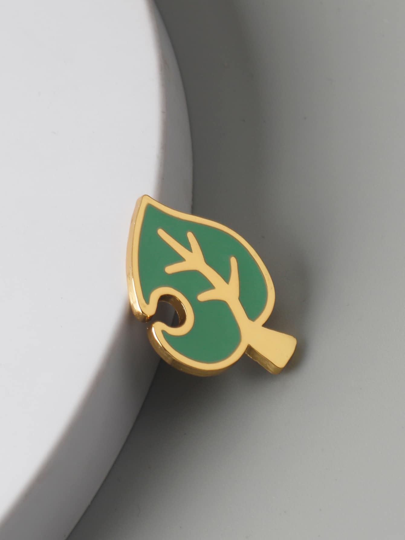 1pc Men's Leaf Shaped Badge Brooch Decoration - Multicolor - View 1