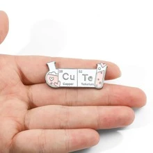 1 件创意有趣的科学化学实验卡通风格金属徽章别针，适合日常佩戴和学习 - 磨石 - 查看 2