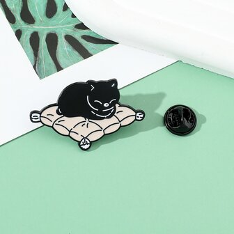 1 Pieza Broche De Metal Creativo E Interesante En Forma De Gato Negro Perezoso. Se Puede Adjuntar A La Ropa Y Es Adecuado Para Uso Diario.