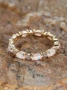 1枚镶嵌璀璨立方氧化锆和仿蛋白石的女士戒指，适合婚礼、订婚、周年纪念、派对、情人节及其他场合佩戴。