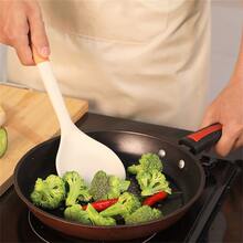 附帶木柄矽膠廚房餐具一份,含湯勺、鍋鏟及不粘平底鍋,適用於家居烹飪