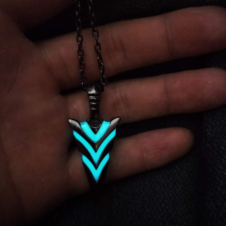 Collar Colgante De Flecha Que Brilla En La Oscuridad Con Diseño Vintage Fluorescente Para Unisex - Negro de pistola - Ver 1